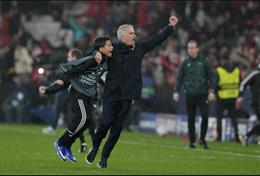Mourinho ôm vội cậu bé nhặt bóng khi thủ môn Benfica ghi bàn thắng điên rồ